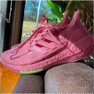 🩷💕Gorgeous Pink on Pink Adidas Ultraboost Women’s Size 9.5 Worn Twice